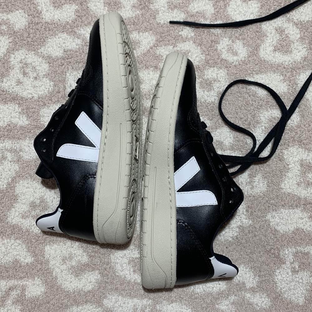 Veja V-10 Mesh Sneaker - Picture 5 of 8